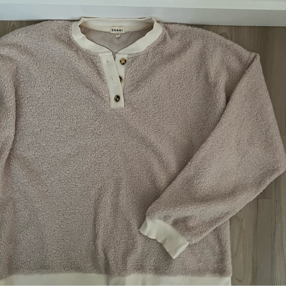 DONNI Mini Sherpa Henley Sweatshirt in Creme
